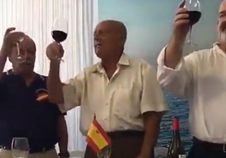 El golpista Antonio Tejero reaparece en un acto fascista en Málaga al grito de '¡Viva Franco! 
