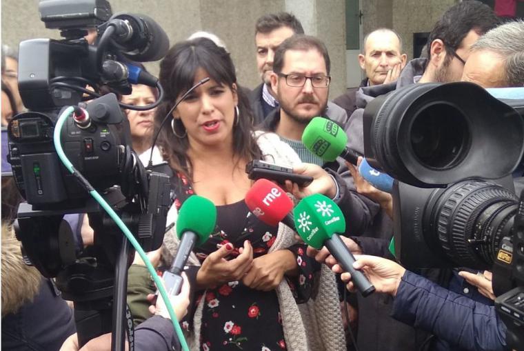 Susana Díaz suspende un acto para no enfrentarse a los taxistas de Sevilla mientrasTeresa Rodríguez improvisa un mitin en la calle tras desbordarse de gente el teatro en Almería