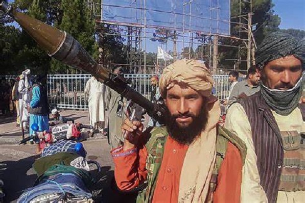 Los talibanes que ayer controlaban dos terceras partes de Afganistán entran en la capital