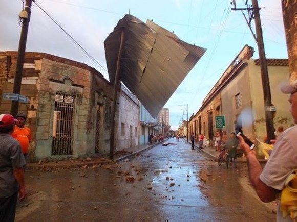 Un fuerte tornado se ceba con La Habana