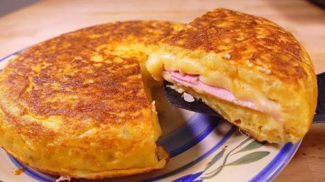 TORTILLA DE PATATA RELLENA DE QUESO Y JAMON