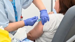 La vacuna contra la gripe disminuye infartos y trombos en pacientes cardíacos, según estudio