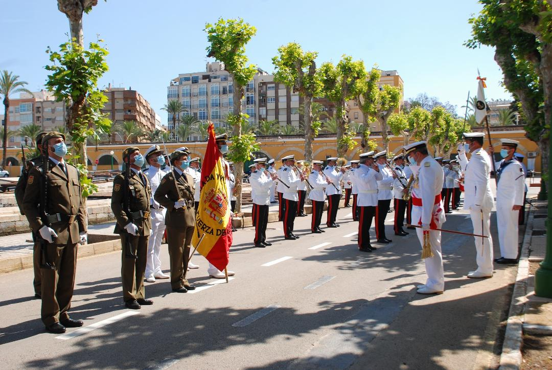 Izado de Bandera solemne y homenaje a los caídos en el Arsenal de Cartagena con motivo del Día de las Fuerzas Armadas 2021. El acto fue presidido por el Almirante de Acción Marítima, Vicealmirante Juan Luis Sobrino