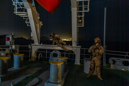 La Fuerza de Guerra Naval Especial y el Tercio de Levante desarrollan dos ejercicios de abordaje a buques mercantes sospechosos en el ejercicio de seguridad marítima MARSEC-21