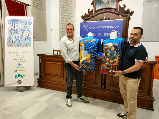 Los voluntarios de Deportes estrenan camiseta diseñada por la empresa local 'Daen' y confeccionada íntegramente en Lorca