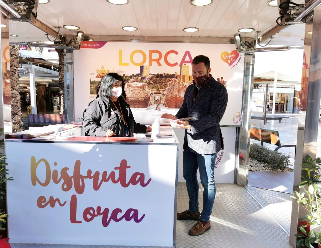 La Concejalía de Turismo relanza el Punto de Información Turística móvil con una nueva imagen para atraer más visitantes y turistas a Lorca y, como novedad, potenciar la rica oferta turística diversificada entre los lorquinos