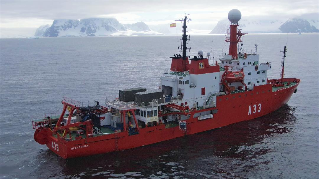 El BIO “Hespérides” supera los 71º S, la latitud más austral jamás alcanzada por el buque, tras cruzar el círculo polar antártico
