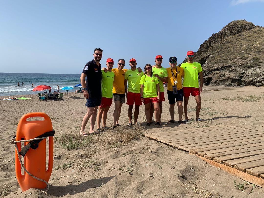 Gil supervisa el dispositivo de emergencias en el que trabajan a diario 9 socorristas 'para garantizar' la seguridad de los bañistas en las playas lorquinas