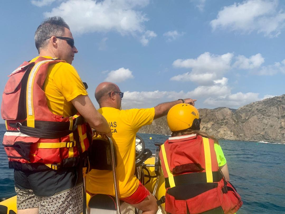 Gil supervisa el dispositivo de emergencias en el que trabajan a diario 9 socorristas 'para garantizar' la seguridad de los bañistas en las playas lorquinas