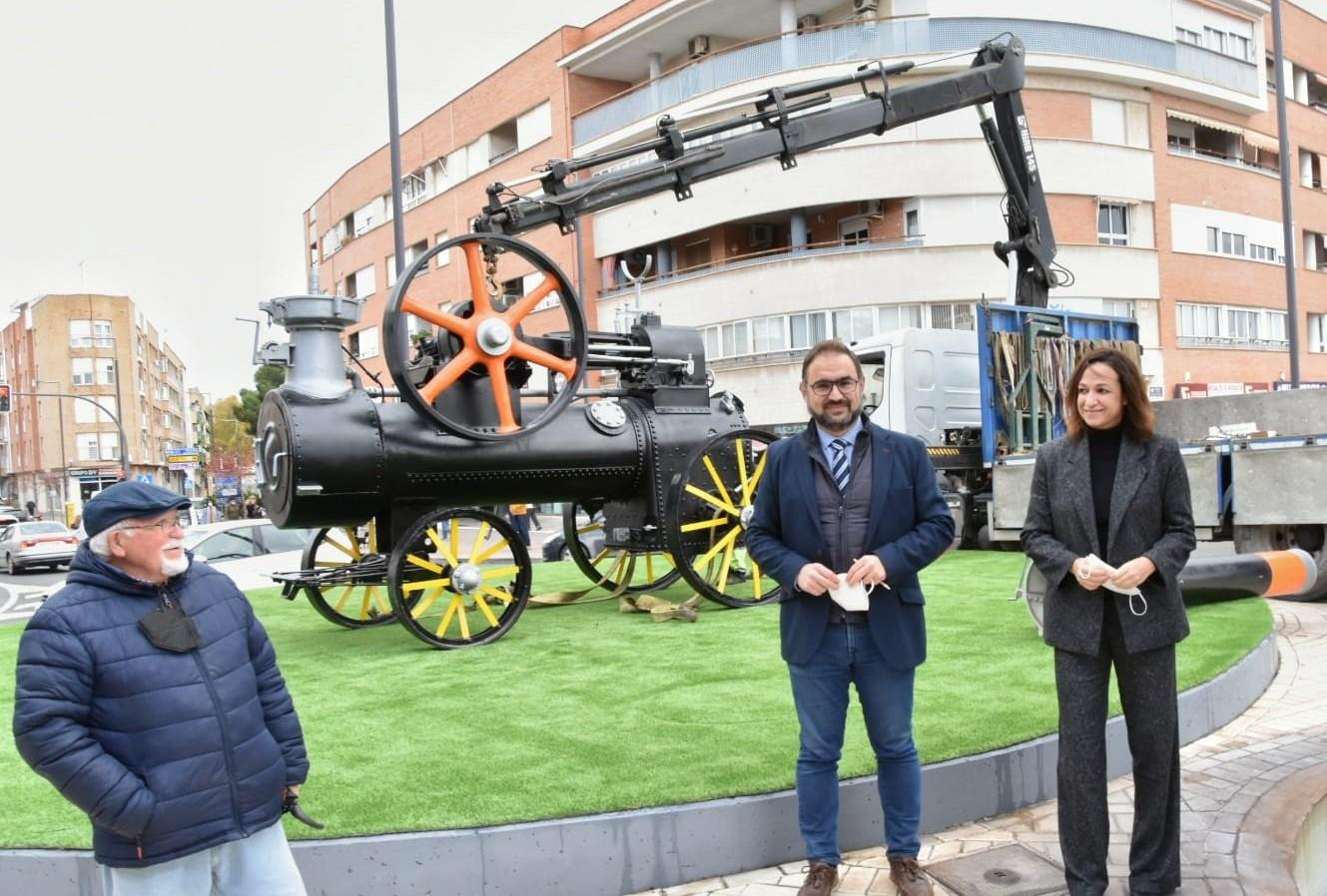 El Ayuntamiento de Lorca instala la histórica locomóvil en la rotonda situada entre las avenidas “Europa” y “Rafael Maroto”