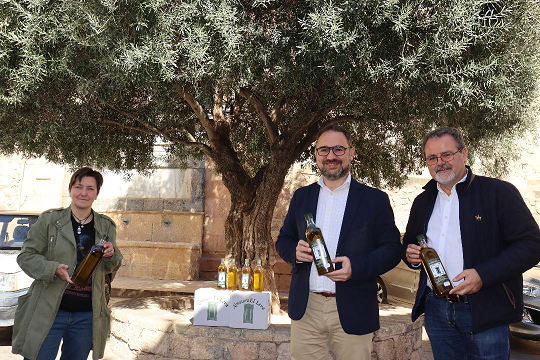 El Ayuntamiento de Lorca dona los 115 litros de aceite procedente de los olivos municipales a “El Buen Camino” y a las Hermanas Clarisas