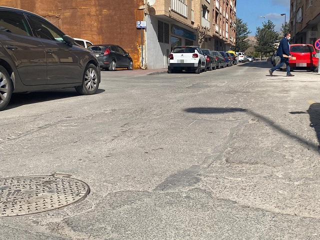 El Ayuntamiento de Lorca acondicionará la calle Molins de Rei, situada en el Residencial Miguel Ángel, cuya calzada y aceras se encuentran en un estado “muy deteriorado”