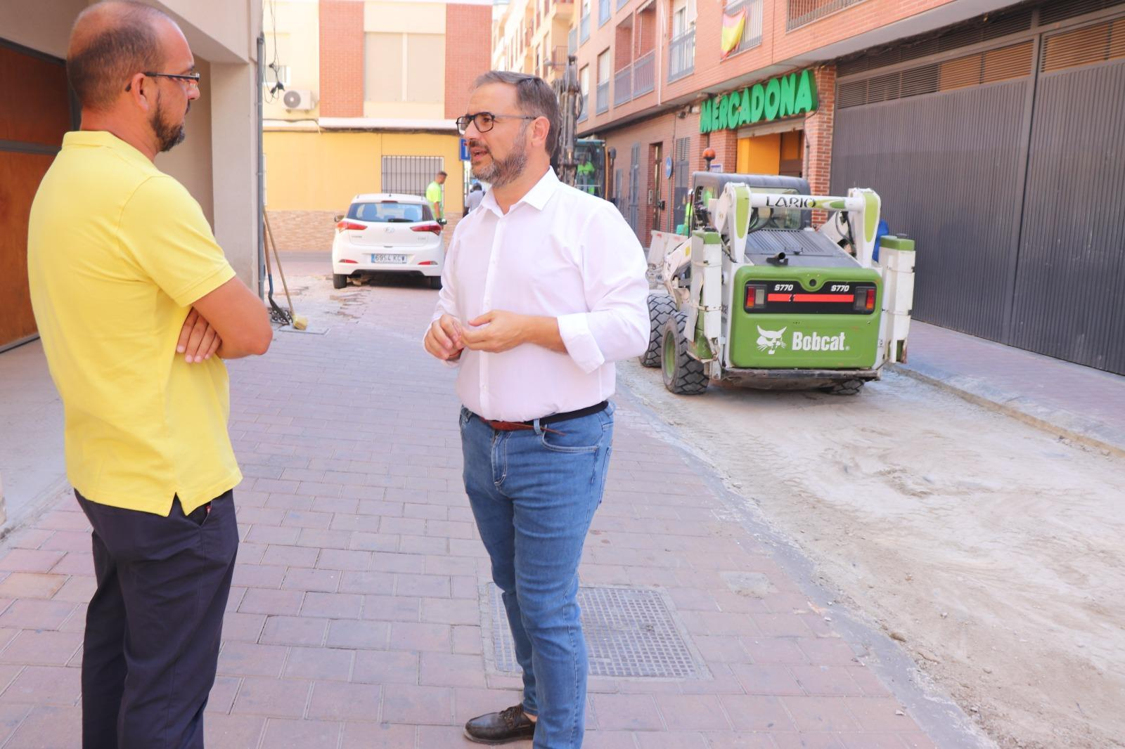 El Alcalde de Lorca supervisa los trabajos que se están desarrollando para el acondicionamiento de la calzada del carril de Caldereros