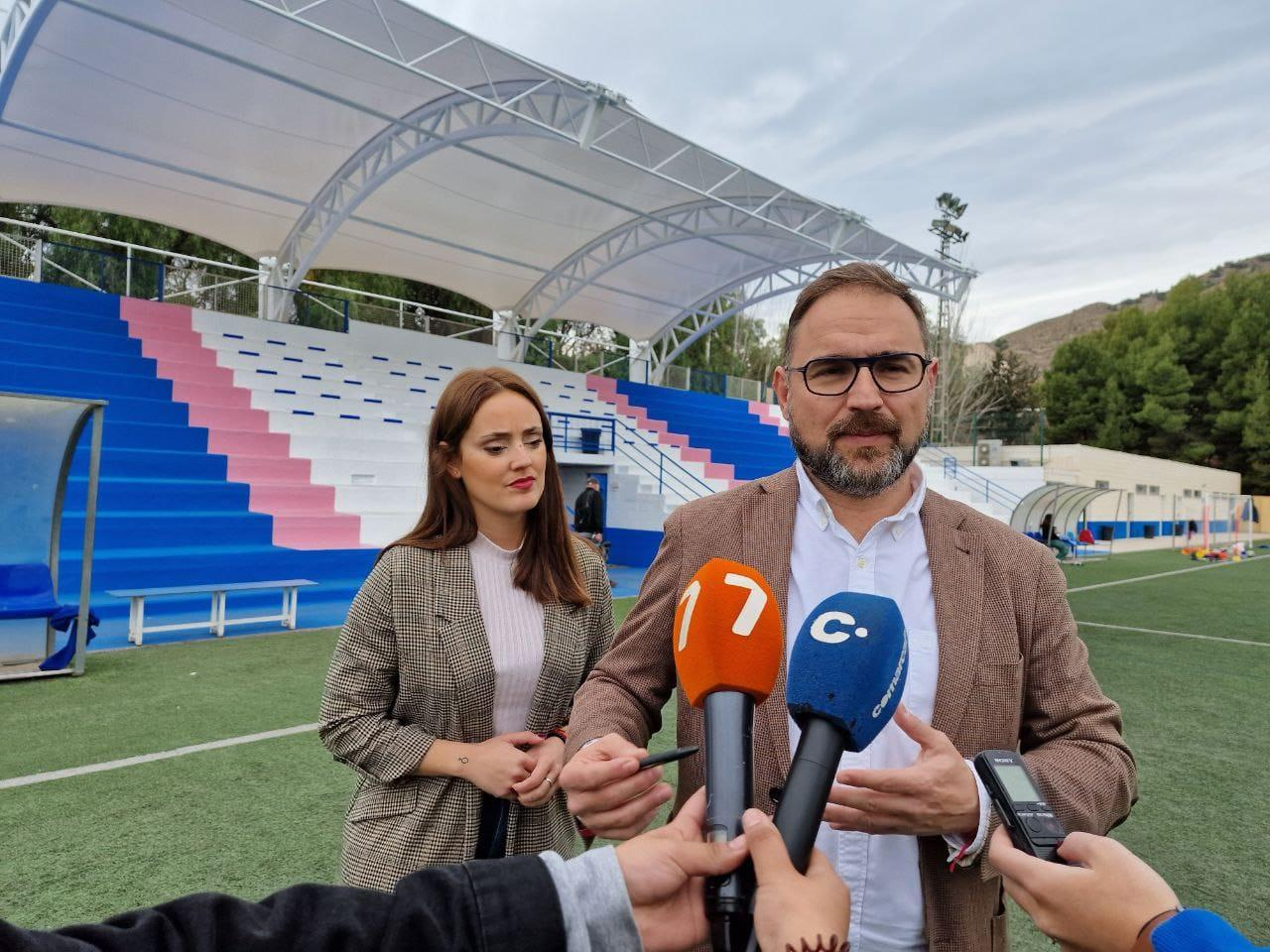 El Ayuntamiento de Lorca 'culmina' la instalación de la pérgola de cubrición del graderío del campo de fútbol Mundial ’82
