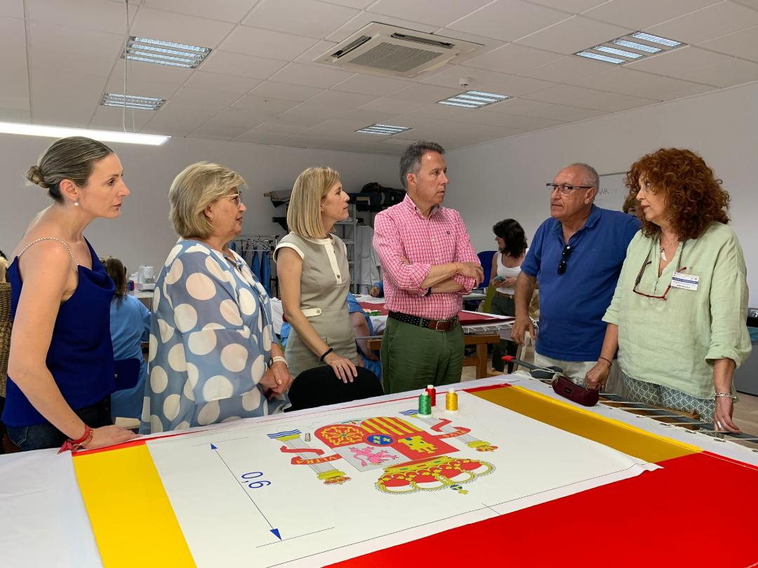 Alumnas del proyecto “Proempleo” inician el bordado en seda y oro de la bandera de España