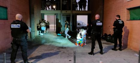 La Policía Local de Lorca desaloja una fiesta ilegal en el bajo de un edificio en el que se encontraban bebiendo 40 personas causando molestias a los vecinos de la zona