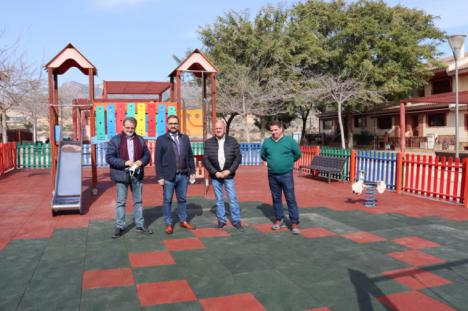  
El Ayuntamiento finaliza la renovación del parque infantil de la Plaza “José Mellado” de La Hoya dentro del Plan de Mantenimiento continuado de estas instalaciones