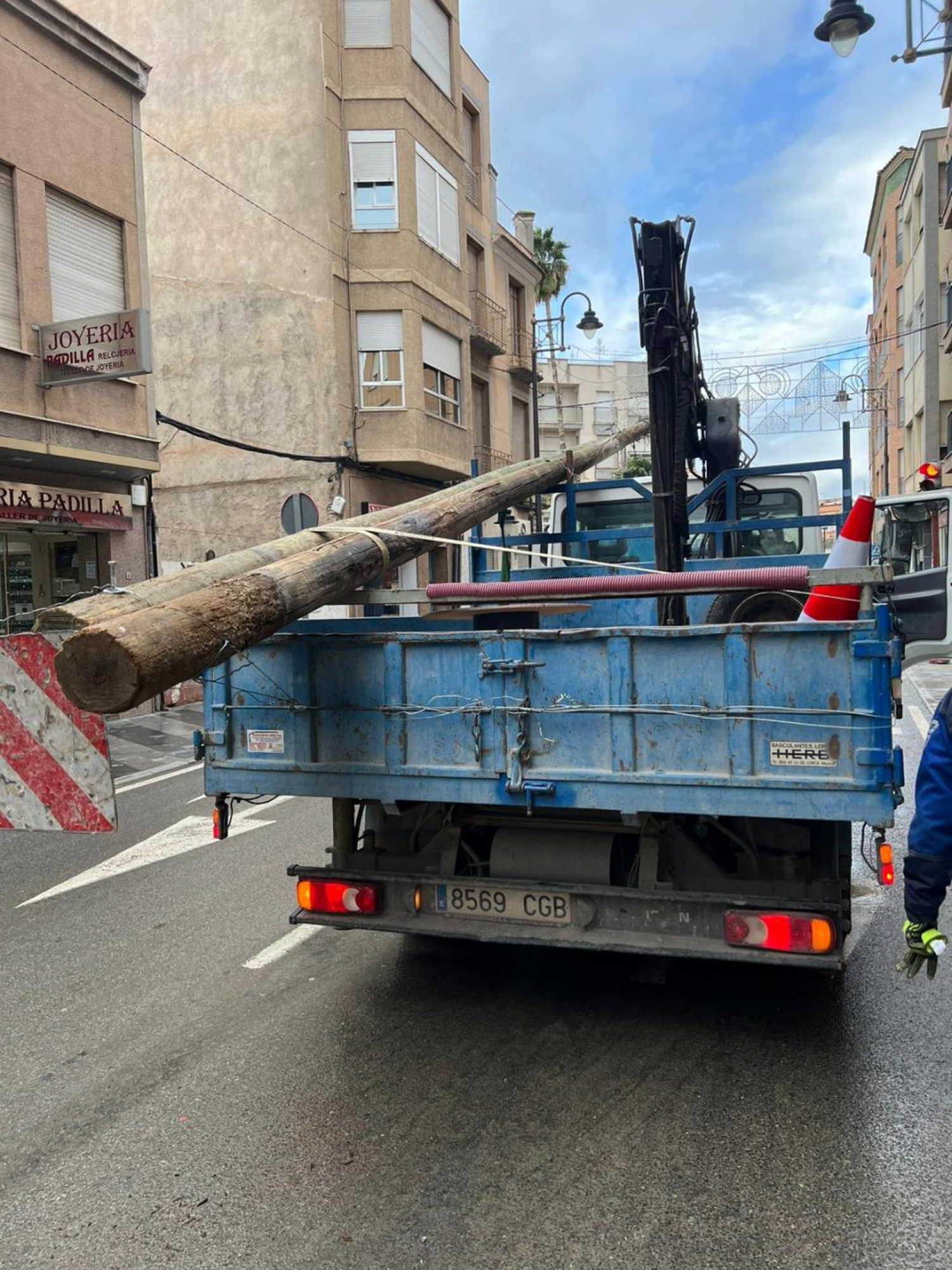 El Ayuntamiento de Lorca elimina los postes de telefonía de la calles Mayor, Higuerica y Los Veras del Barrio de San Cristóbal