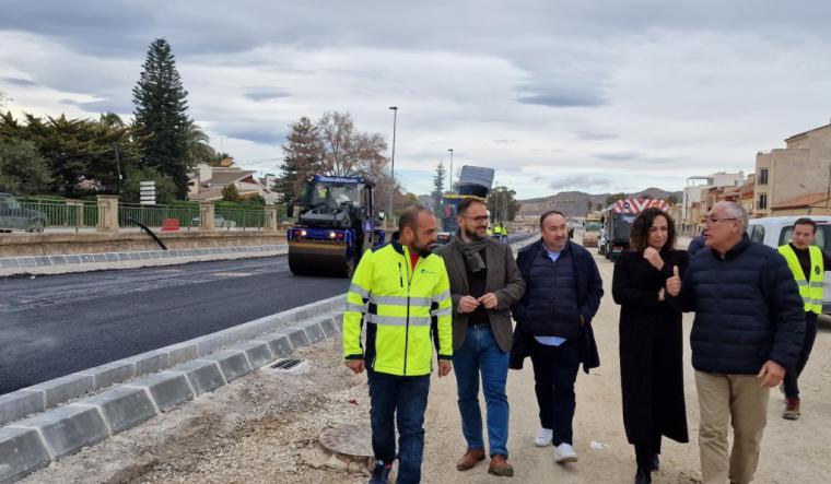 El Alcalde de Lorca visita el inicio de los trabajos de asfaltado del Tramo III de la Ronda Central que se abrirá al tráfico a finales del mes de marzo