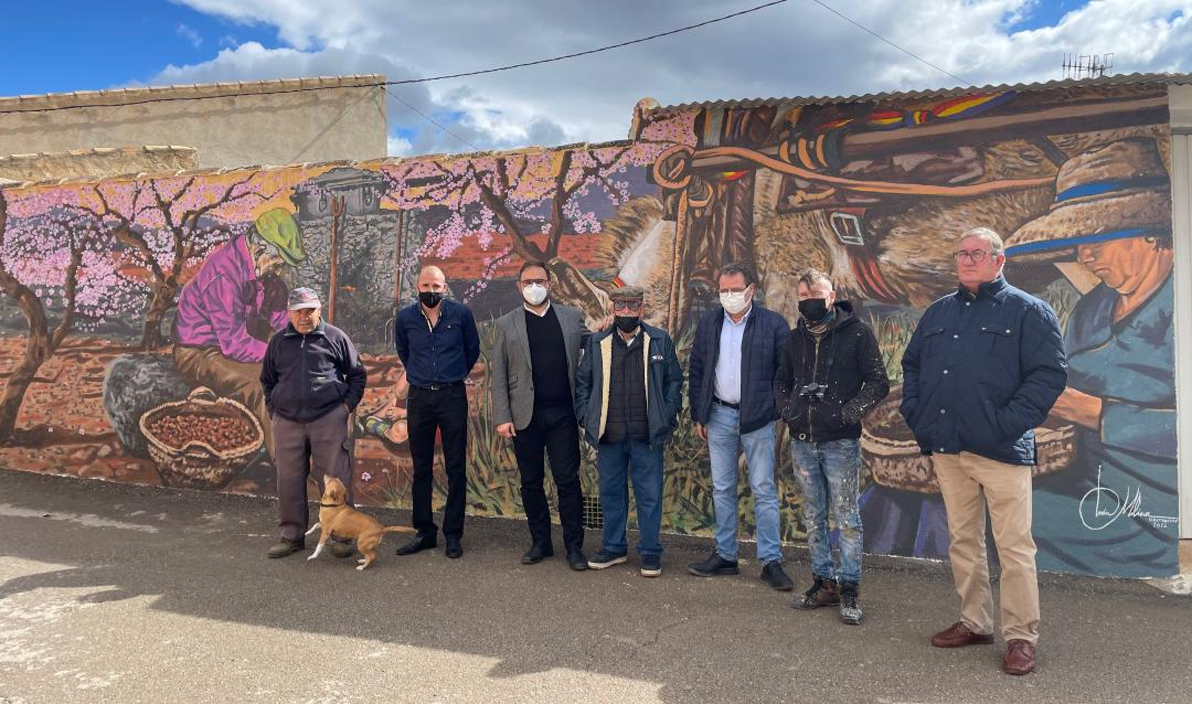 El Alcalde de Lorca visita el mural identitario de Las Terreras perteneciente al programa 'El Arte de Vivir en Pedanías' puesto en marcha por el Ayuntamiento