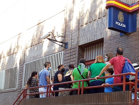 El Secretario Provincial en Almería de la Unión Federal de Policía solicita que se coloquen en exterior de la oficina del DNI unacubierta que protejan a los ciudadanos del sol