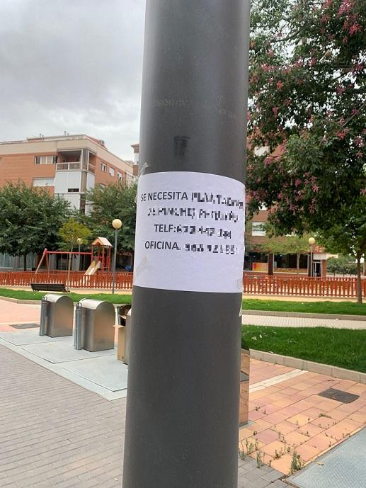 La Policía Local de Lorca denuncia a una empresa de trabajo temporal (ETT) por colocar carteles en lugares no autorizados incumpliendo la ordenanza municipal de Limpieza Viaria