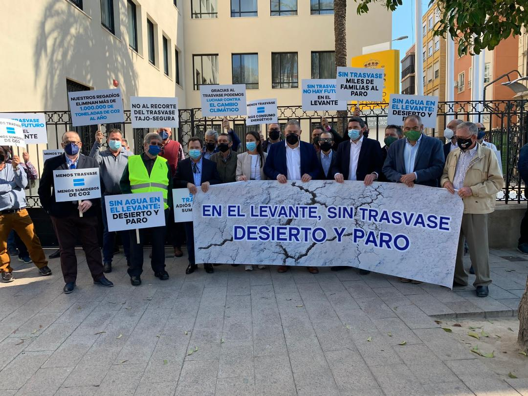 La Mesa del Agua de Almería participa en la movilización en defensa del trasvase Tajo-Segura celebrada en Murcia