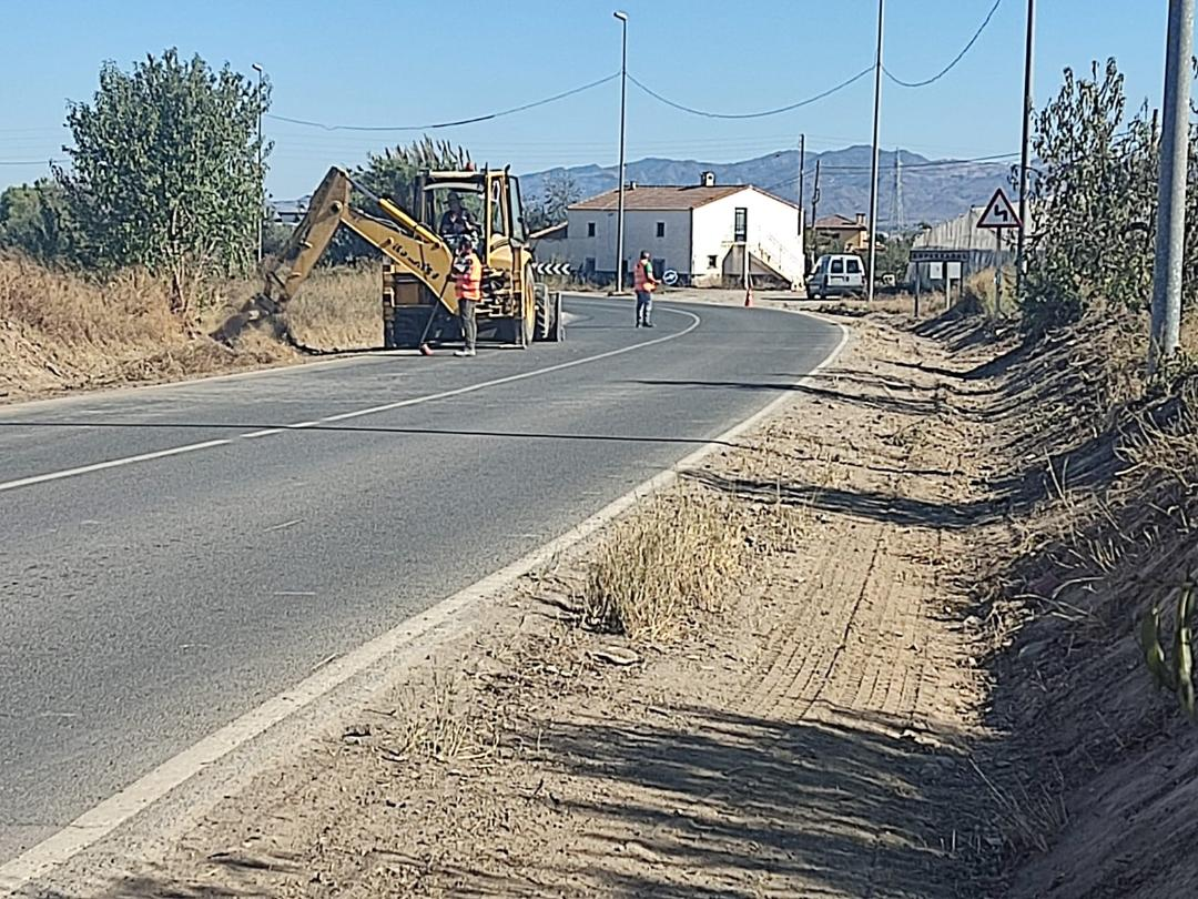 El Gobierno regional murciano acomete trabajos de reparación y mejora de cunetas en la carretera RM-D16 que conecta el núcleo urbano con la pedanía de La Estación-El Esparragal