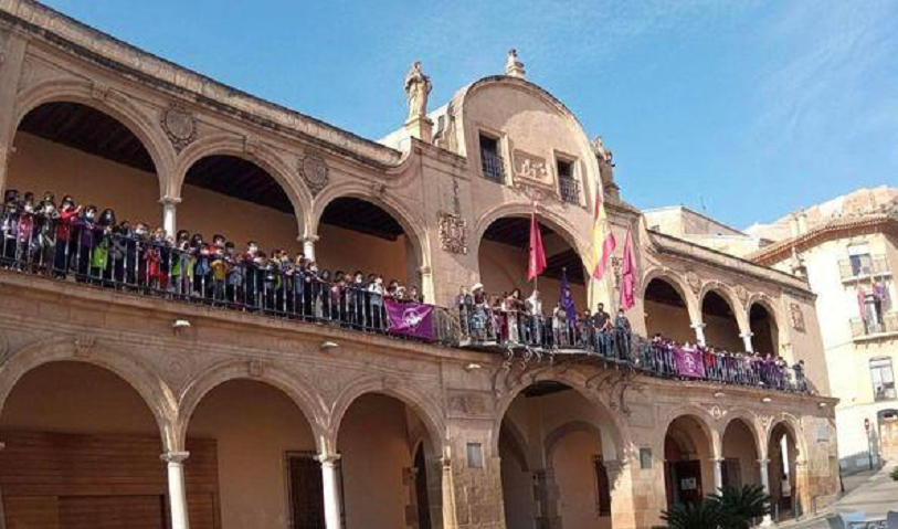 La fachada del Ayuntamiento de Lorca se tiñe del morado en el Día Mundial del Movimiento Scout 