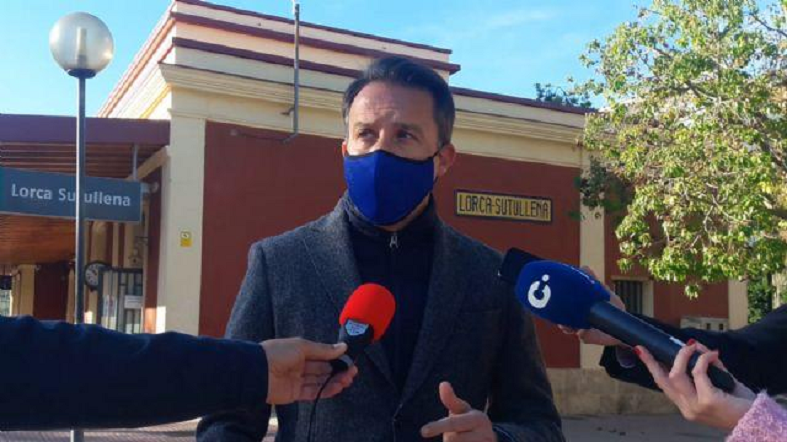 Fulgencio Gil reclama conexión directa por autobús entre las estaciones de tren de Lorca y Albacete para reducir el viaje a Madrid en más de hora y media