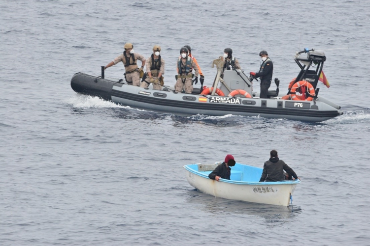 En el Mediterráneo el Patrullero de altura “Infanta Elena” rescata una embarcación a la deriva con inmigrantes, uno de ellos en estado crítico