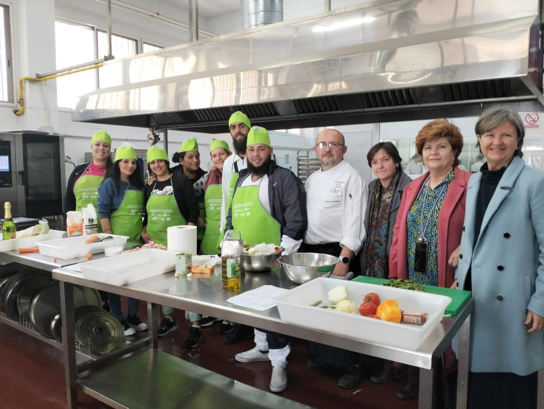 Las cocinas del IES “San Juan Bosco” acogen la 1ª edición del ‘Taller de cocina, alimentación y hábitos saludables de vida’, dentro del Programa de Desarrollo Gitano 2022/2023