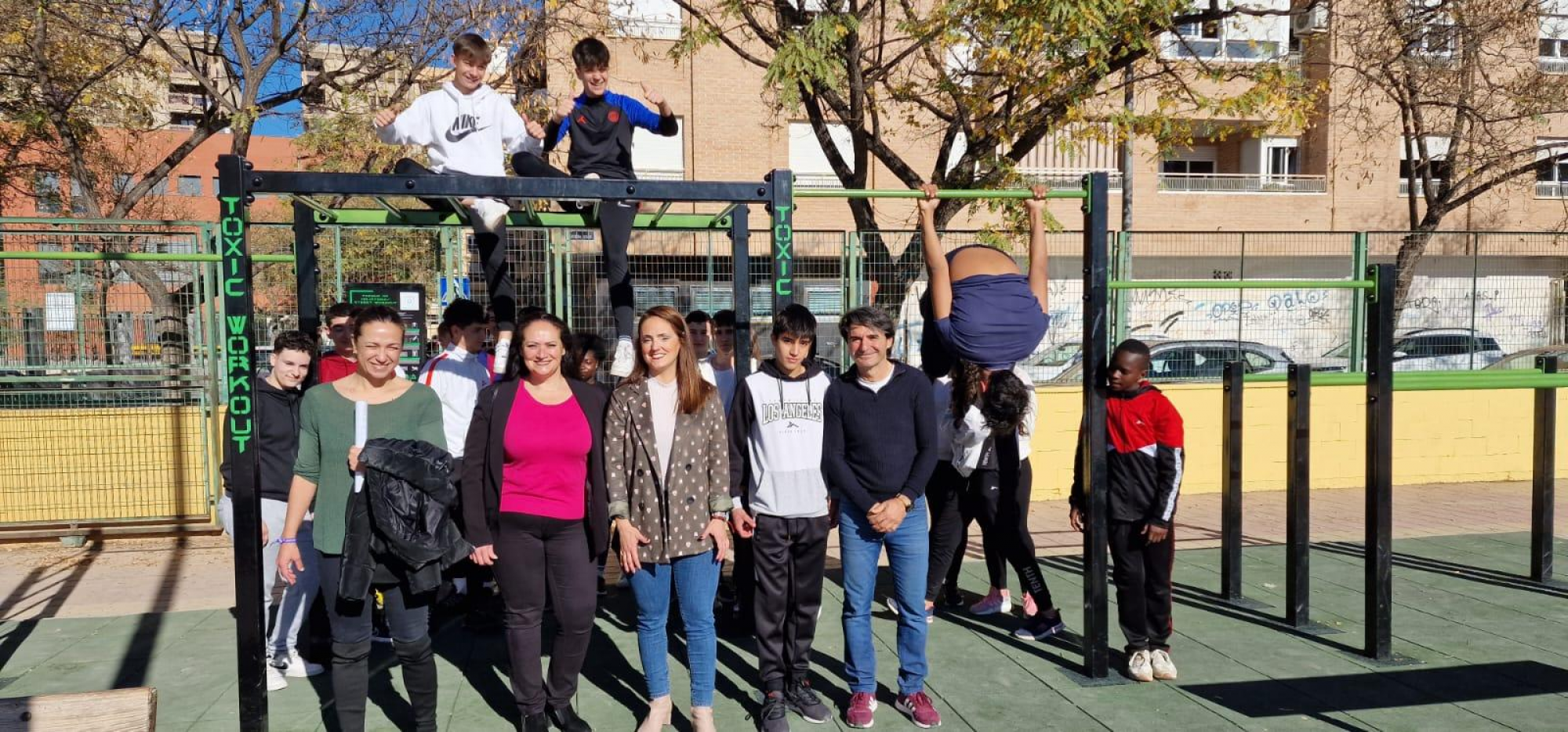 La Concejalía de Deportes instala una estación de calistenia y habilita una pista de petanca junto al IES 'Ramón Arcas' para uso escolar y de los vecinos y vecinas de la zona