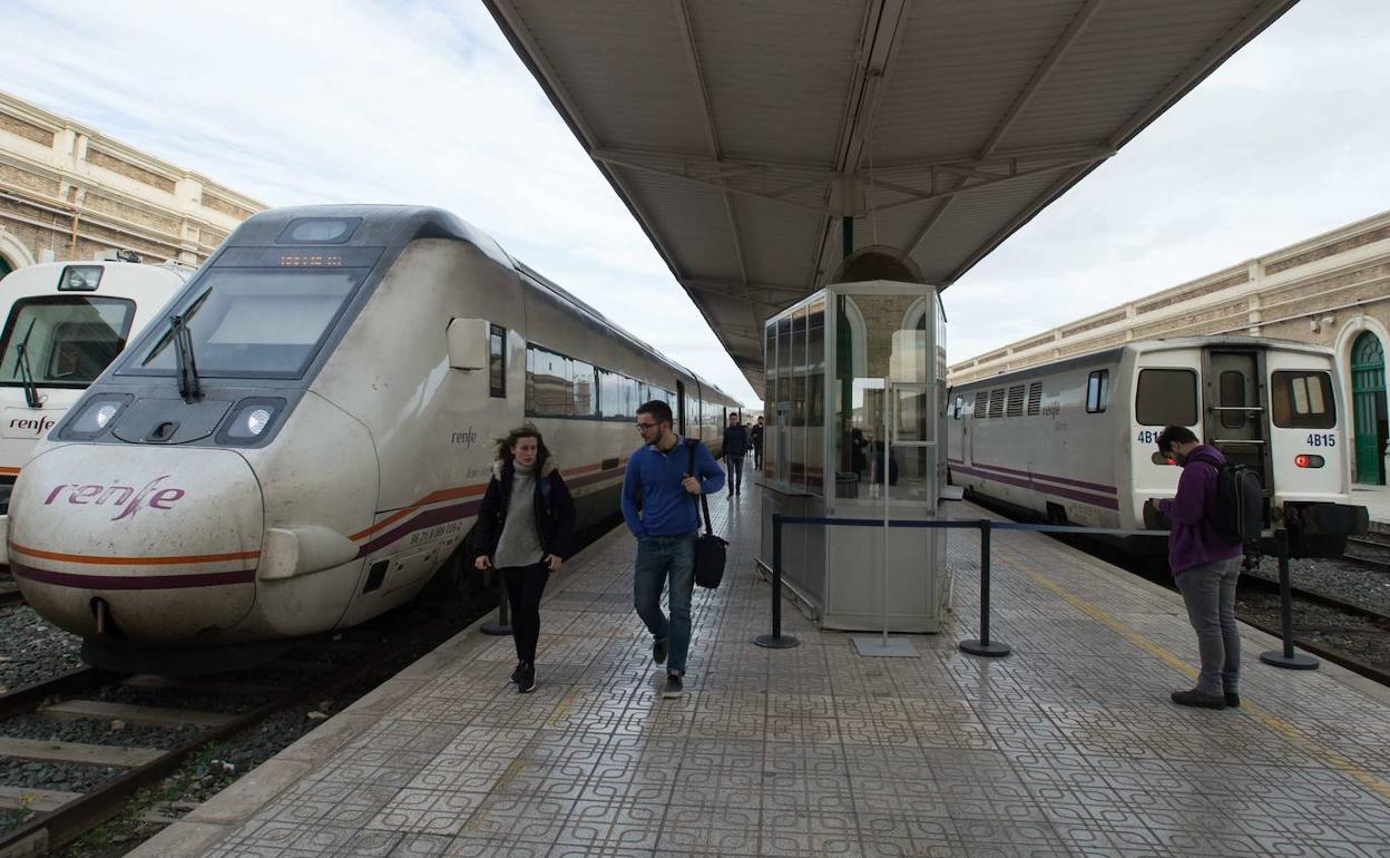 El nuevo servicio de Proximidad de la línea férrea Murcia-Cartagena pone a disposición de los viajeros 124 circulaciones semanales entre ambas ciudades
