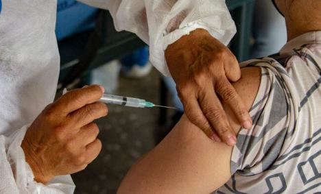Habrá tercera dosis de la vacuna contra el COVID-19 para personas con un riesgo elevado de contagiarse