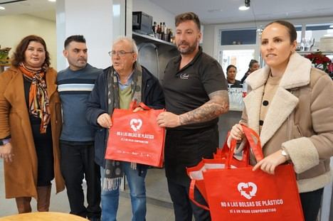 Vícar inicia campaña para reducir el uso de bolsas de plástico en comercios locales