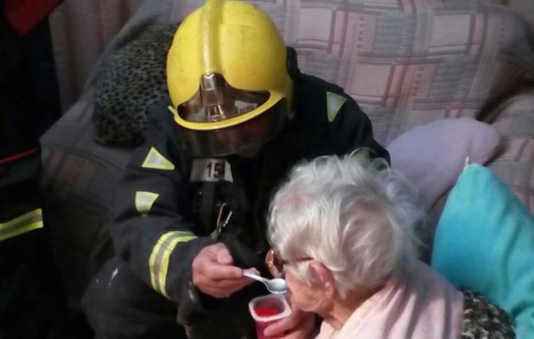 Los bomberos rescatan a una mujer de 94 años que llevaba horas en el suelo tras sufrir una caída
 