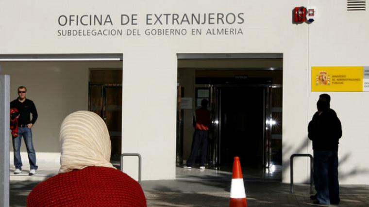 La Oficina de Extranjeros de Almería, deniega a una víctima de violencia de género la tarjeta de residencia y trabajo y le ordena abandonar el territorio nacional en el plazo de 15 días