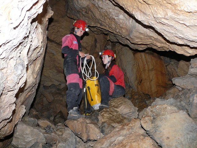  Unos espeleólogos de Villacarrillo encuentran restos oseos y varias piezas de cerámica en una cueva en la Sierra de Segura
 