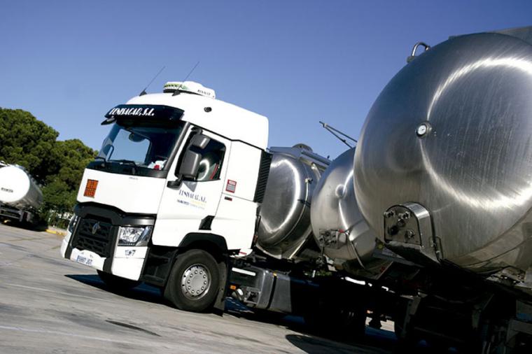 Un camión cargado de vino pierde 1.000 litros de combustible 
 