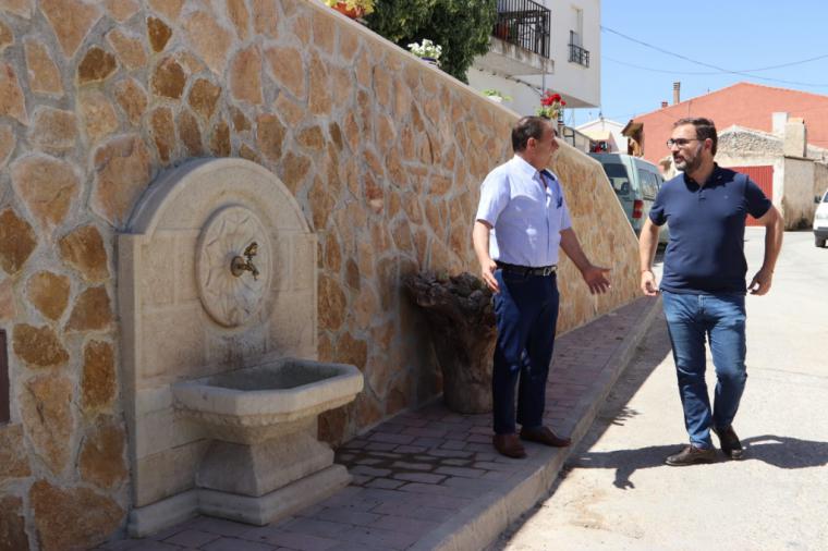 El Alcalde de Lorca visita los trabajos realizados en la Calle Fuente Alta de Coy, su muro de contención y la fuente creada gracias a una inversión municipal de 37.000 euros