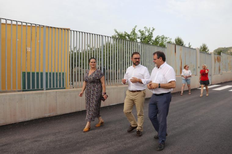 El Alcalde de Lorca visita la nueva carretera de acceso al Colegio Público de El Consejero que evitará que los niños y niñas sigan atravesando una rambla para acudir a clase