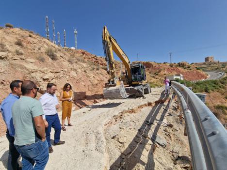 El Alcalde de Lorca visita el inicio de los trabajos de estabilización del talud de la ladera del Castillo y la reconstrucción de la carretera dañada por las lluvias